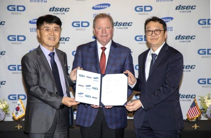 [포항=뉴시스] 송종욱기자 = 디섹-삼성중공업-미국 나스코가 미국 조선 설계·제조 자동화와 기술 협력을 위한 합의 각서(MOA)를 맺었다. 사진은 합의 각서를 체결한 후 윤석용(왼쪽부터) 디섹 대표이사, 데이브 카버 나스코 사장, 강주년 삼성중공업 미주사업팀장이 기념 촬영하는 모습. (사진=디섹 제공) 2025.12.05. photo@newsis.com