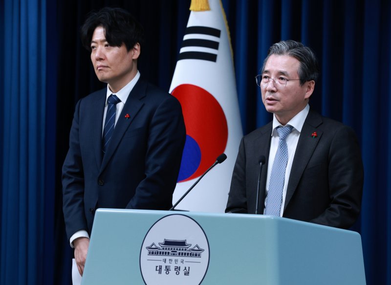 [서울=뉴시스] 고범준 기자 = 김용범 정책실장이 5일 서울 용산 대통령실 청사에서 손정의 소프트뱅크그룹 회장 접견 관련 브리핑을 하고 있다. 왼쪽은 김우창 국가AI정책비서관. 2025.12.05. bjko@newsis.com