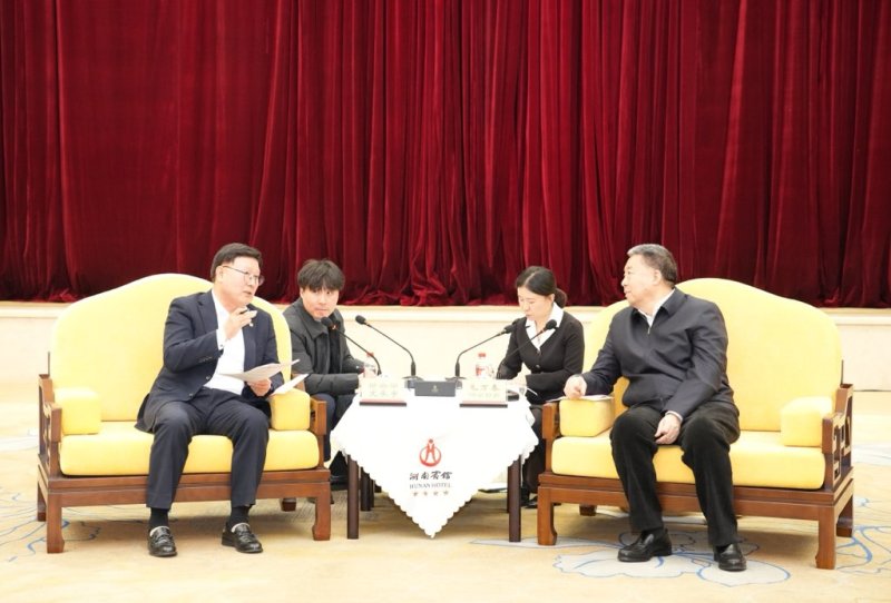 [전주=뉴시스] 문승우 전북특별자치도의회 의장(왼쪽)과 후난성 정협 모만춘(毛万春) 주석이 만나 양 지역이 우호협력과 교류 확대를 추진키로 하는 논의를 하고 있다. (사진= 전북자치도의회 제공) *재판매 및 DB 금지