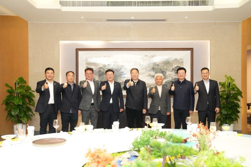 [전주=뉴시스] 문승우 전북특별자치도의회 의장을 비롯한 전북자치도의회 대표단과 후난성 대표단이 기념촬영을 하고 있다. (사진= 전북자치도의회 제공) *재판매 및 DB 금지