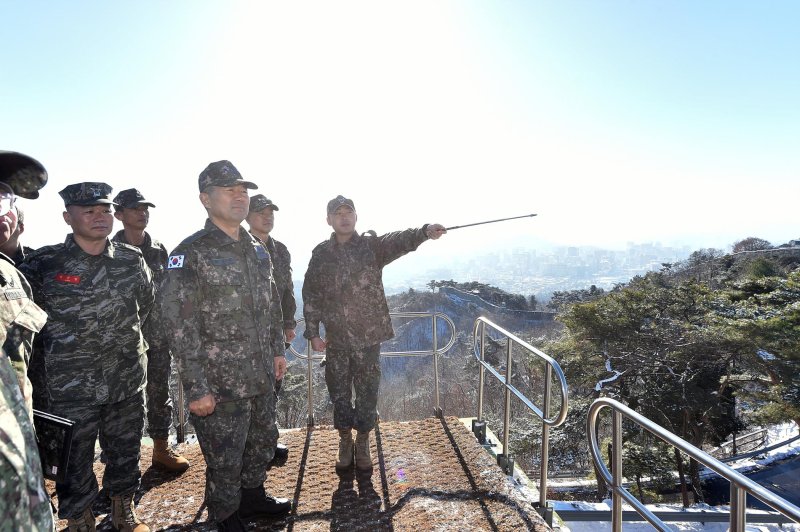 [서울=뉴시스] 진영승 합참의장이 5일 1방공여단과 3미사일방어여단 예하 부대를 방문해 작전태세를 점검하고 있다. (사진=합참 제공) 2025.12.05. photo@newsis.com *재판매 및 DB 금지