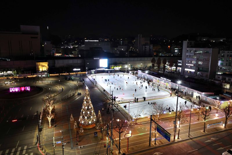 인천 동구는 오는 12일 동인천역 북광장에 화도진스케이트장을 개장한다. 사진은 지난해 동인천역 북광장에 설치한 스케이트장 모습. 인천동구 제공.