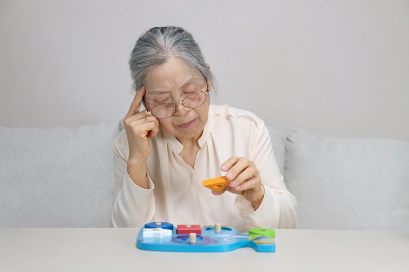 [서울=뉴시스] 알츠하이머병은 기억을 담당하는 뇌 부위가 점점 약해지는 병이고, 루이소체병은 뇌 신호 조절에 문제가 생겨 실제로 없는 것이 보이는 환시나 파킨슨 증상 등이 나타나는 병이다. (사진= 유토이미지 제공)