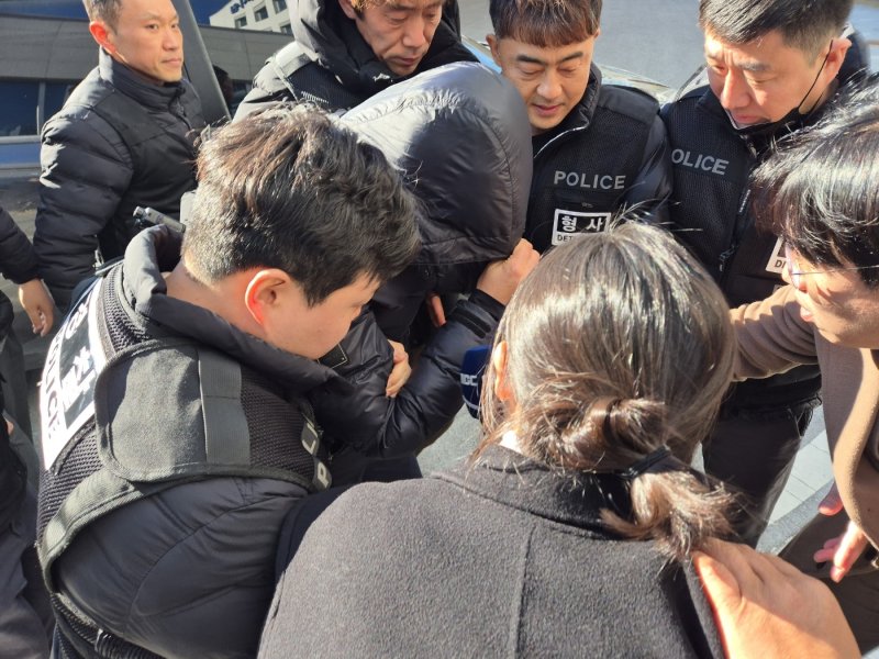 강원 양양군청 직장 내 괴롭힘 의혹을 받는 7급 공무원 A 씨가 5일 오후 춘천지법 속초지원에서 열린 구속 전 피의자 심문(영장실질심사)을 받기 위해 법정으로 이동하고 있다. 2025.12.5/뉴스1 ⓒ News1 윤왕근 기자