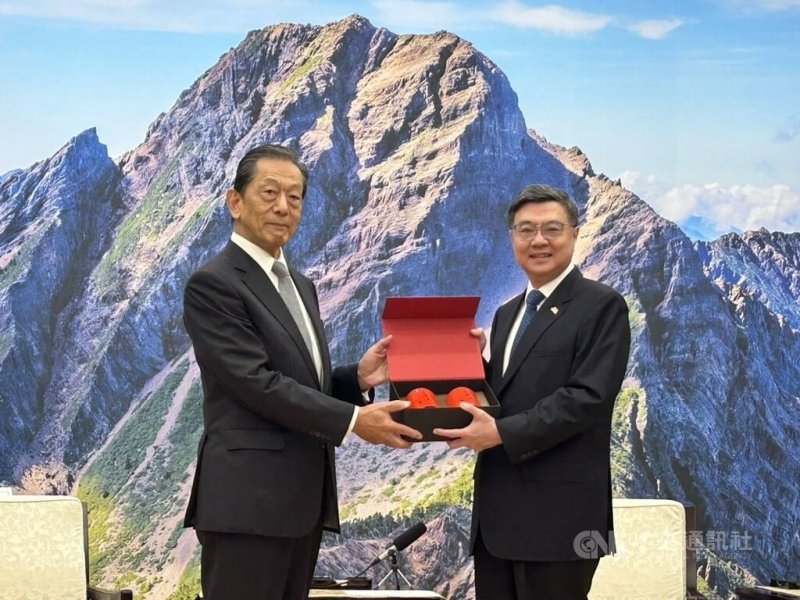 줘룽타이 대만 행정원장은 5일 대만에서 스미 휴조 대만-일본 교류협회장을 접견했다. (대만 중앙통신사 갈무리)