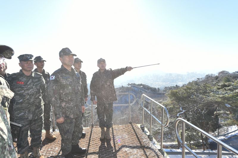 진영승 합참의장이 5일 1방공여단과 3미사일방어여단 예하 부대를 방문해 작전태세를 점검하고 있다. 합참 제공