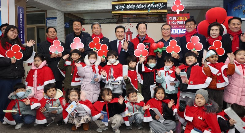 충북 진천군은 5일 진천군청 중앙현관에서 충북사회복지공동모금회와 함께 '희망 2026 나눔 캠페인' 사랑의 온도탑 제막식과 현장 순회모금 행사를 개최했다.(진천군 제공, 재판매 및 DB금지)/뉴스1