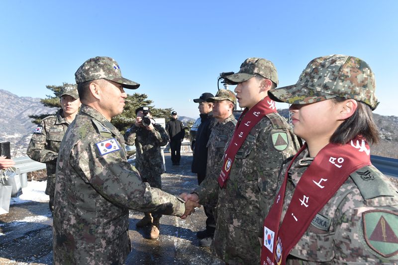 진영승 합참의장이 5일 수도권 방어를 담당하는 부대를 방문해 임무에 만전을 기하고 있는 장병을을 격려하고 있다. 합참 제공