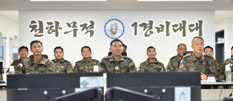 진영승 합참의장이 5일 1경비대대를 방문해 방호 임무수행 준비상태를 점검하고 있다. 합참 제공
