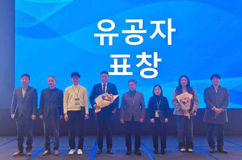 스틸싸이클 최민석 부회장(왼쪽 4번째)이 2025년 사업장폐기물 관리 담당자 역량강화 워크숍에서 기후에너지환경부장관상을 수상했다. 고려아연 제공