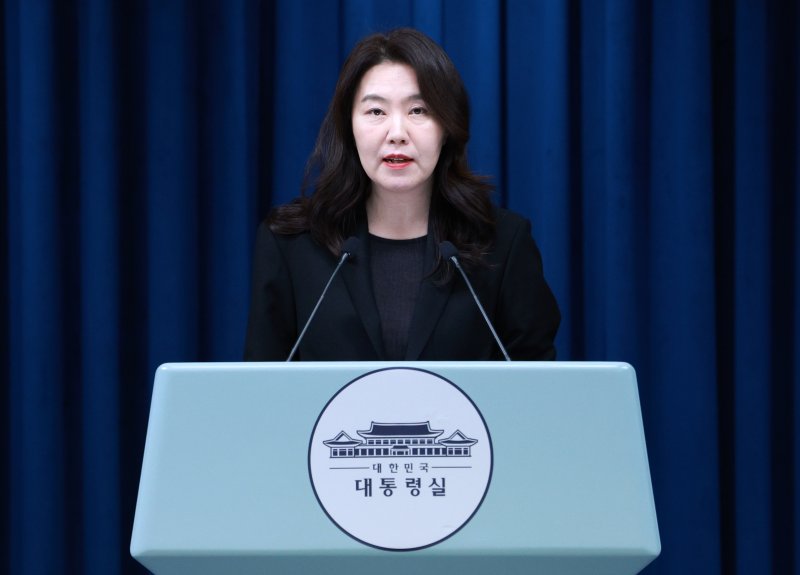 [서울=뉴시스] 고범준 기자 = 강유정 대변인이 5일 서울 용산 대통령실 청사에서 대통령 손목시계 및 정부부처 업무보고 관련 브리핑을 하고 있다. 2025.12.05. bjko@newsis.com