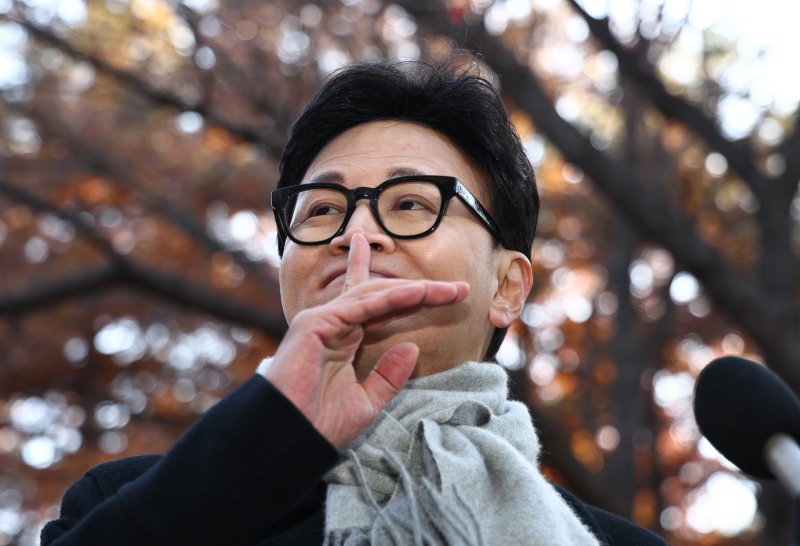 [서울=뉴시스] 김명년 기자 = 한동훈 국민의힘 전 대표가 지난 3일 오후 서울 여의도 국회 경내에서 열린 12.3 비상계엄 1주년 기자회견에서 지지자들에게 정숙할 것을 요청하고 있다. 2025.12.03. kmn@newsis.com