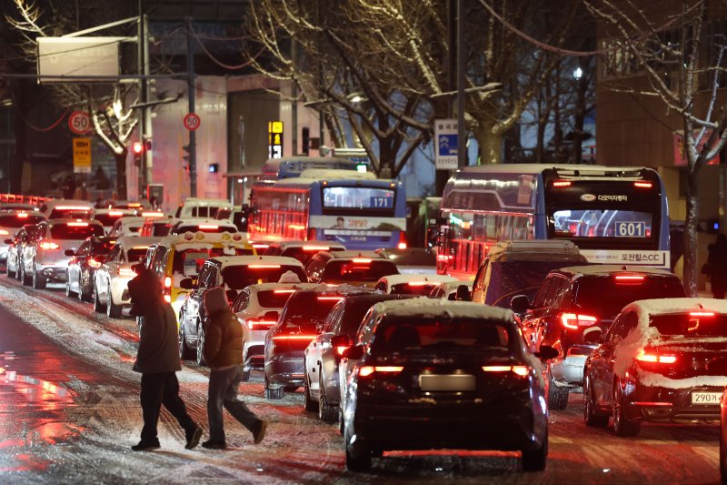 폭설이 내린 4일 오후 서울 종로구 안국동 도로의 차량들이 눈길에 큰 정체를 빚고 있다. 2025.12.4/뉴스1 ⓒ News1 이광호 기자