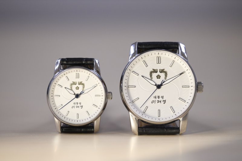 [서울=뉴시스]이재명 대통령 취임 6개월을 맞아 5일 공개된 대통령 손목시계 앞면. (사진=대통령실 제공) 2025.12.05. photo@newsis.com *재판매 및 DB 금지