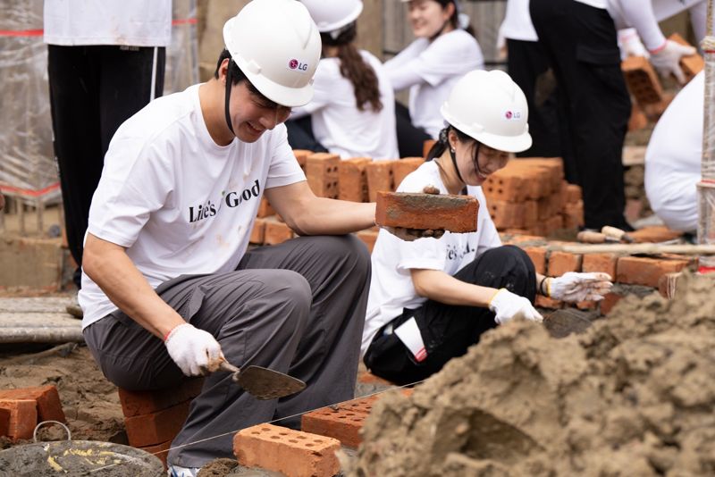 LG전자 임직원의 자발적 참여로 구성된 '라이프스굿(Life's Good)' 봉사단이 지난 9월 미얀마 양곤에서 현지 청소년들의 교육환경 개선 활동을 진행했다. LG전자 제공