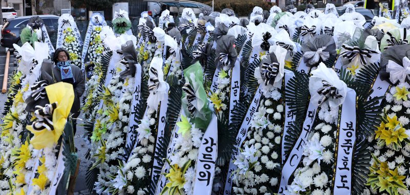 [대구=뉴시스] 이무열 기자 = 5일 대구 중구 대구시청 동인청사 주차장에 대구 프로축구단 대구FC의 정상화를 요구하는 취지의 근조화환이 놓여져 있다. 대구FC가 10년 만에 강등된 가운데 팬 서포터즈 연대 ‘그라지예’는 축구단을 둘러싼 각종 논란에 대한 쇄신을 요구하는 근조화환 시위를 벌이고 있다. 2025.12.05. lmy@newsis.com