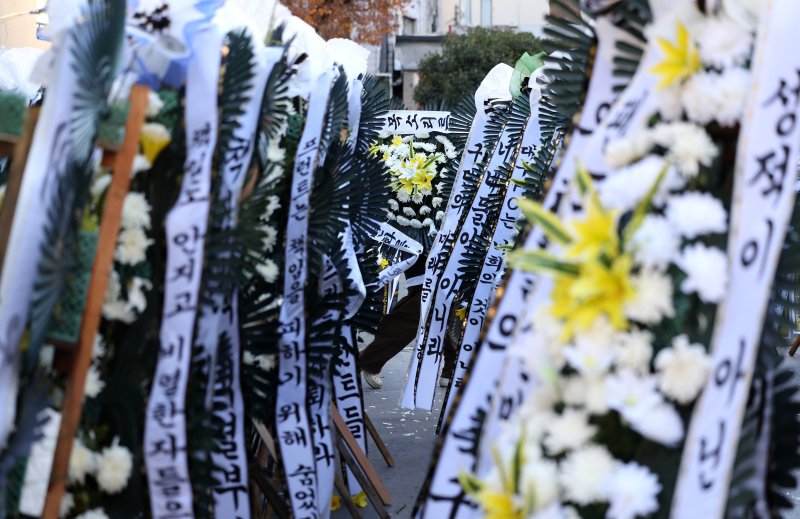 [대구=뉴시스] 이무열 기자 = 5일 대구 중구 대구시청 동인청사 주차장에 대구 프로축구단 대구FC의 정상화를 요구하는 취지의 근조화환이 놓여져 있다. 대구FC가 10년 만에 강등된 가운데 팬 서포터즈 연대 ‘그라지예’는 축구단을 둘러싼 각종 논란에 대한 쇄신을 요구하는 근조화환 시위를 벌이고 있다. 2025.12.05. lmy@newsis.com