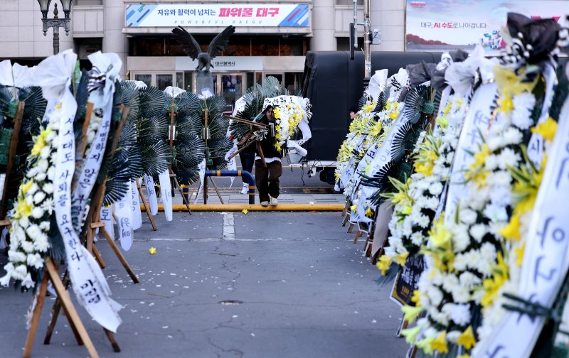 [대구=뉴시스] 이무열 기자 = 5일 대구 중구 대구시청 동인청사 주차장에 대구 프로축구단 대구FC의 정상화를 요구하는 취지의 근조화환이 놓여져 있다. 대구FC가 10년 만에 강등된 가운데 팬 서포터즈 연대 ‘그라지예’는 축구단을 둘러싼 각종 논란에 대한 쇄신을 요구하는 근조화환 시위를 벌이고 있다. 2025.12.05. lmy@newsis.com