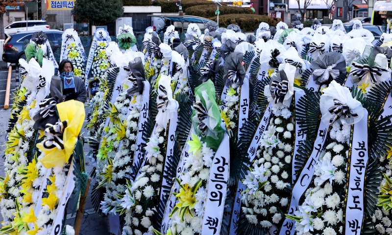 [대구=뉴시스] 이무열 기자 = 5일 대구 중구 대구시청 동인청사 주차장에 대구 프로축구단 대구FC의 정상화를 요구하는 취지의 근조화환이 놓여져 있다. 대구FC가 10년 만에 강등된 가운데 팬 서포터즈 연대 ‘그라지예’는 축구단을 둘러싼 각종 논란에 대한 쇄신을 요구하는 근조화환 시위를 벌이고 있다. 2025.12.05. lmy@newsis.com