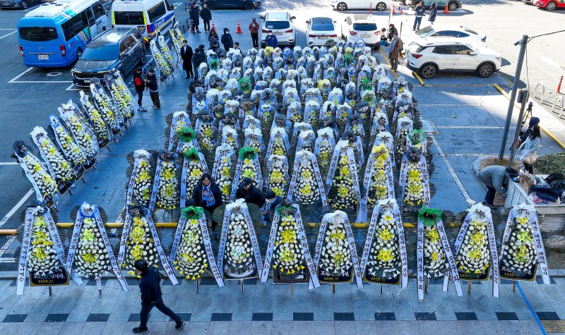 [대구=뉴시스] 이무열 기자 = 5일 대구 중구 대구시청 동인청사 주차장에 대구 프로축구단 대구FC의 정상화를 요구하는 취지의 근조화환이 놓여져 있다. 대구FC가 10년 만에 강등된 가운데 팬 서포터즈 연대 ‘그라지예’는 축구단을 둘러싼 각종 논란에 대한 쇄신을 요구하는 근조화환 시위를 벌이고 있다. 2025.12.05. lmy@newsis.com