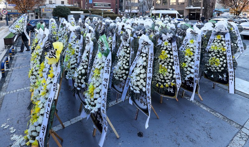 [대구=뉴시스] 이무열 기자 = 5일 대구 중구 대구시청 동인청사 주차장에 대구 프로축구단 대구FC의 정상화를 요구하는 취지의 근조화환이 놓여져 있다. 대구FC가 10년 만에 강등된 가운데 팬 서포터즈 연대 ‘그라지예’는 축구단을 둘러싼 각종 논란에 대한 쇄신을 요구하는 근조화환 시위를 벌이고 있다. 2025.12.05. lmy@newsis.com