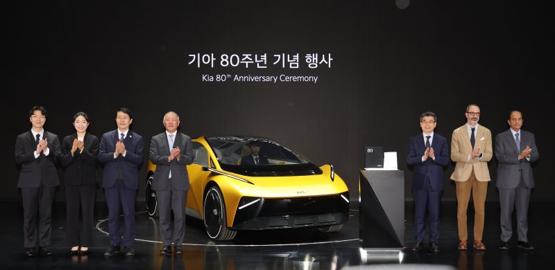 [용인=뉴시스] 권창회 기자 = 정의선 현대자동차그룹 회장, 송호성 기아 사장을 비롯한 참석자들이 5일 경기 용인시 기아 비전스퀘어에서 열린 기아 80주년 기념 행사에서 비전 메타 투리스모 앞에서 기념촬영을 하고 있다. 사진 왼쪽 세번째부터 이학영 국회 부의장, 정 회장, 송 사장, 카림 하비브 기아 글로벌 디자인 담당 부사장. 2025.12.05. kch0523@newsis.com
