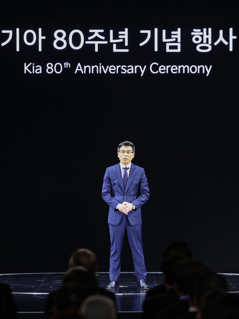 [용인=뉴시스] 권창회 기자 = 송호성 기아 사장이 5일 오전 경기 용인시 기아 비전스퀘어에서 열린 기아 80주년 기념 행사에서 발언하고 있다. 2025.12.05. kch0523@newsis.com