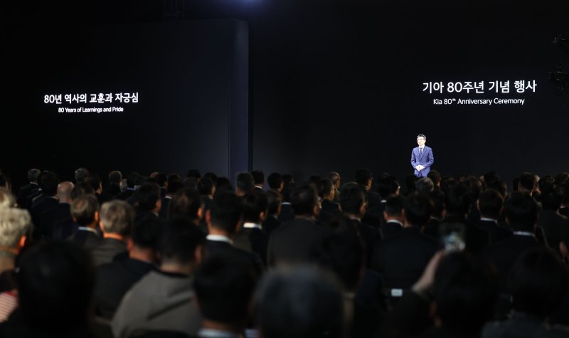 [용인=뉴시스] 권창회 기자 = 송호성 기아 사장이 5일 오전 경기 용인시 기아 비전스퀘어에서 열린 기아 80주년 기념 행사에서 발언하고 있다. 2025.12.05. kch0523@newsis.com