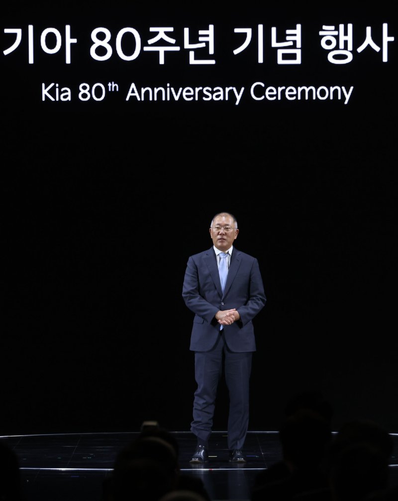 [용인=뉴시스] 권창회 기자 = 정의선 현대자동차그룹 회장이 5일 경기 용인시 기아 비전스퀘어에서 열린 기아 80주년 기념 행사에서 발언하고 있다. 2025.12.05. kch0523@newsis.com