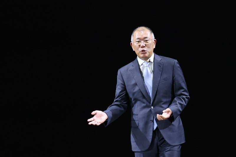 [용인=뉴시스] 권창회 기자 = 정의선 현대차그룹 회장이 5일 경기 용인시 기아 비전스퀘어에서 열린 기아 80주년 기념 행사에서 발언하고 있다. 2025.12.05. kch0523@newsis.com