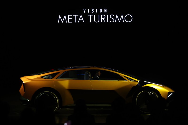 [용인=뉴시스] 권창회 기자 = 5일 경기 용인시 기아 비전스퀘어에서 열린 기아 80주년 기념 행사에서 기아의 신차 비젼 메타 투리스모 컨셉트카가 공개되고 있다. 2025.12.05. kch0523@newsis.com