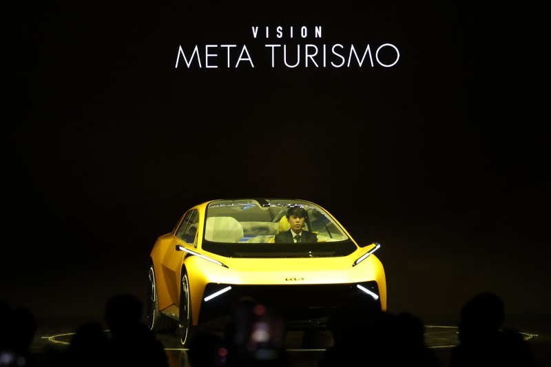 [용인=뉴시스] 권창회 기자 = 5일 경기 용인시 기아 비전스퀘어에서 열린 기아 80주년 기념 행사에서 비전 메타 투리스모 컨셉트카가 공개되고 있다. 2025.12.05. kch0523@newsis.com