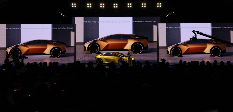 [용인=뉴시스] 권창회 기자 = 카림 하비브 기아 글로벌디자인 담당 부사장이 5일 경기 용인시 기아 비전스퀘어에서 열린 기아 80주년 기념 행사에서 기아의 신차 비젼 메타 투리스모 컨셉트카에 대해 설명하고 있다. 2025.12.05. kch0523@newsis.com