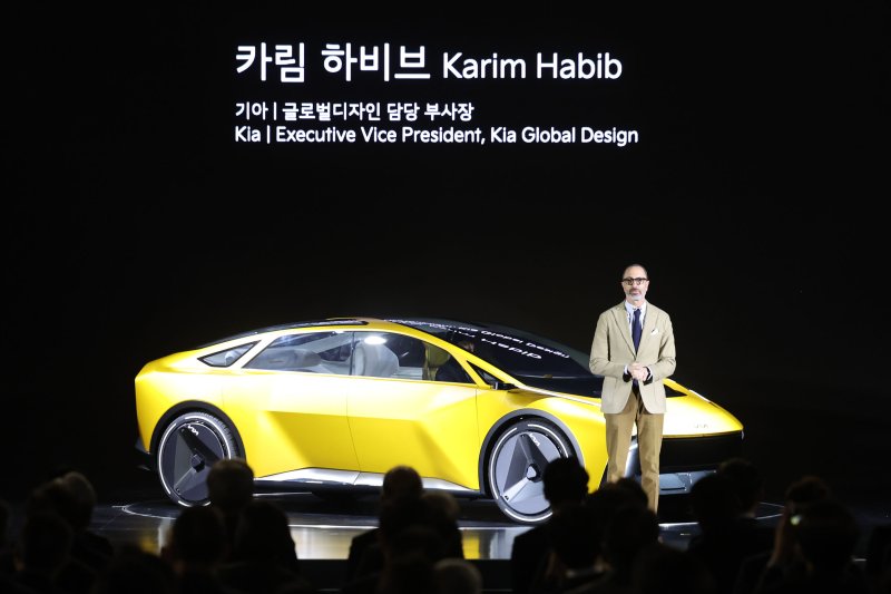 [용인=뉴시스] 권창회 기자 = 카림 하비브 기아 글로벌디자인 담당 부사장이 5일 경기 용인시 기아 비전스퀘어에서 열린 기아 80주년 기념 행사에서 기아의 신차 비젼 메타 투리스모 컨셉트카에 대해 설명하고 있다. 2025.12.05. kch0523@newsis.com