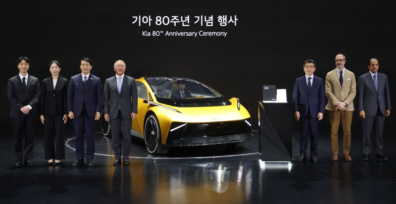 [용인=뉴시스] 권창회 기자 = 정의선 현대자동차그룹 회장, 송호성 기아 사장을 비롯한 참석자들이 5일 경기 용인시 기아 비전스퀘어에서 열린 기아 80주년 기념 행사에서 비전 메타 투리스모 앞에서 기념촬영을 하고 있다. 사진 왼쪽 세번째부터 이학영 국회 부의장, 정 회장, 송 사장, 카림 하비브 기아 글로벌 디자인 담당 부사장. 2025.12.05. kch0523@newsis.com
