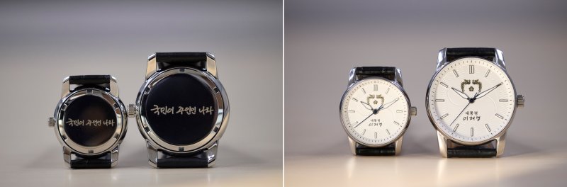 강유정 대변인이 5일 서울 용산 대통령실 청사에서 대통령 손목시계 관련 브리핑을 마쳤다. 이날 공개한 손목시계는 사진의 왼쪽이 여성용, 오른쪽이 남성용. 사진=대통령실 제공