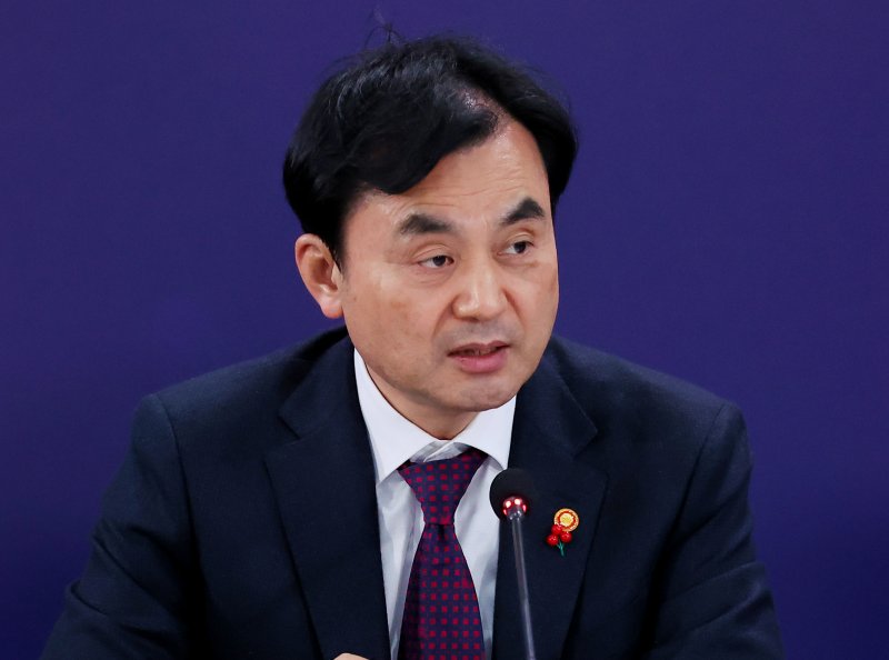 규백 국방부 장관이 지난 5일 충남 천안시 한국기술교육대학교에서 이재명 대통령이 참석한 가운데 열린 '충남의 마음을 듣다' 타운홀미팅에서 '스마트 국방산업 지원·육성'을 주제로 발표하고 있다. 연합뉴스