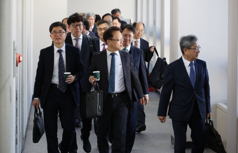 [서울=뉴시스] 김선웅 기자 = 전국의 각급 법원장들이 5일 서울 서초구 대법원에서 열린 전국법원장회의에 참석하고 있다. (공동취재) 2025.12.05. photo@newsis.com