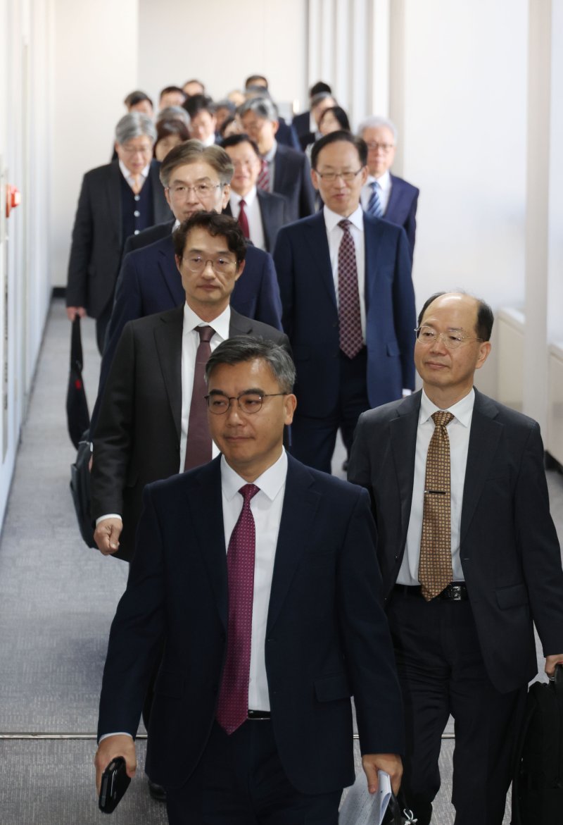 [서울=뉴시스] 김선웅 기자 = 전국의 각급 법원장들이 5일 서울 서초구 대법원에서 열린 전국법원장회의에 참석하고 있다. (공동취재) 2025.12.05. photo@newsis.com