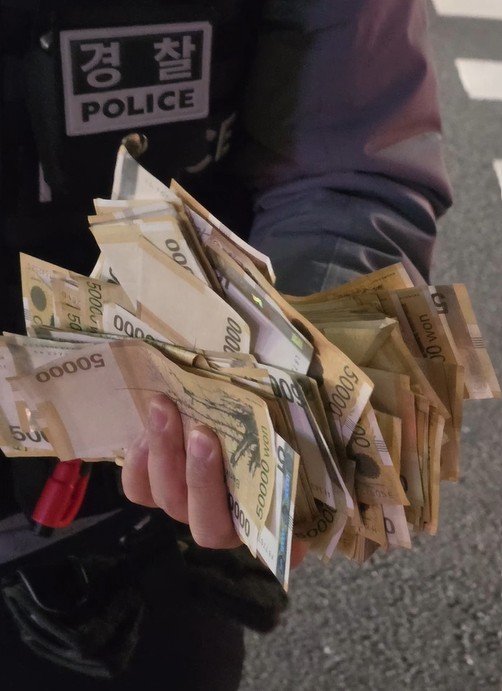 [뉴시스]을지로 4가 인근에서 오만원권이 흩뿌려진 채로 발견됐다. (사진 = kiki39n 인스타그램 캡처) *재판매 및 DB 금지