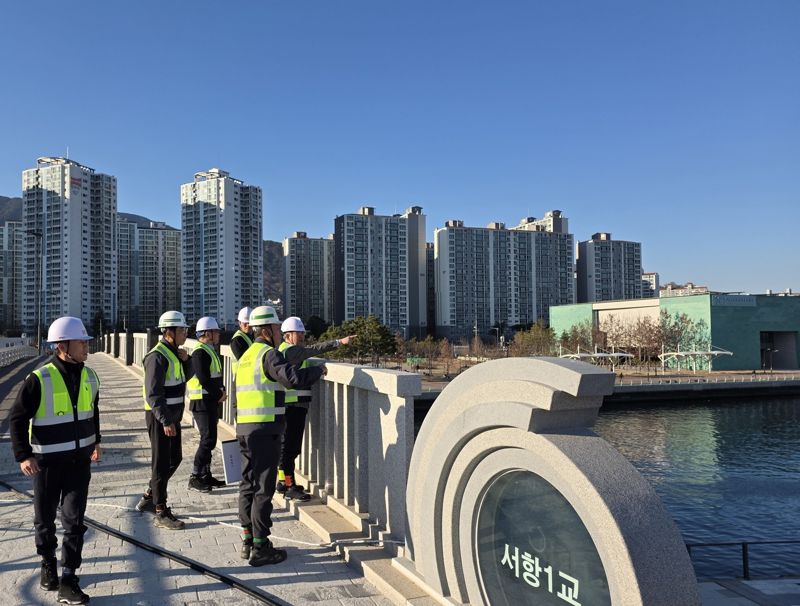 HDC현대산업개발은 4일 마산해양신도시 공사 현장에서 경영진 안전 점검을 진행했다. 사진 오른쪽 첫 번째는 정경구 HDC현대산업개발 대표이사. HDC현대산업개발 제공