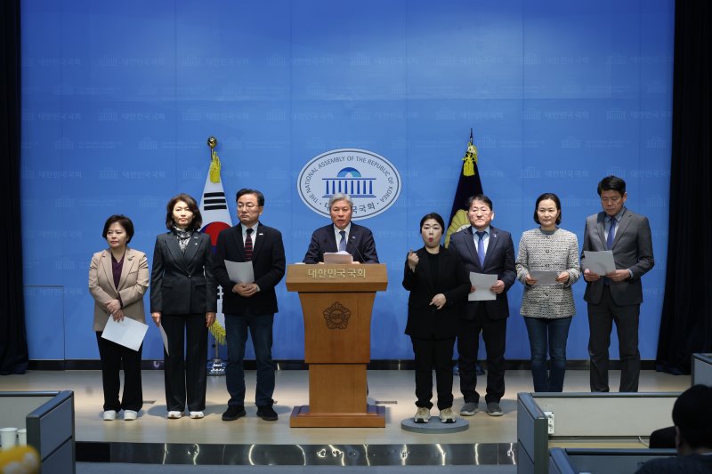 [서울=뉴시스]조국혁신당은 5일 국회 소통관에서 '내란전담재판부법 긴급 의총 기자회견'을 진행했다. (사진=서왕진 조국혁신당 원내대표실 제공) 2025.12.05. photo@newsis.com *재판매 및 DB 금지