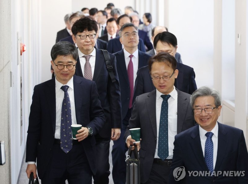 회의 참석하는 각급 법원장들 (출처=연합뉴스)