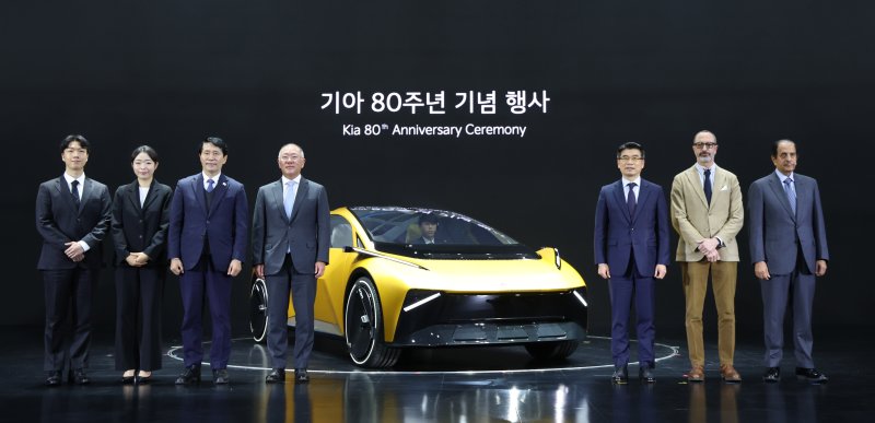 정의선 현대자동차그룹 회장이 5일 경기 용인시 처인구 기아 비전스퀘어에서 열린 '기아 80주년 기념식'에서 내빈들과 함께 콘셉트카 ‘비전 메타투리스모’ 앞에서 기념촬영을 하고 있다. 2025.12.5/뉴스1 ⓒ News1 김영운 기자