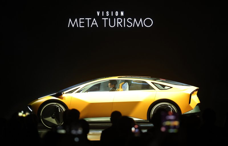 5일 경기 용인시 처인구 기아 비전스퀘어에서 열린 '기아 80주년 기념식'에서 다가올 80년 비전을 담은 미래 콘셉트카 ‘비전 메타투리스모’를 공개되고 있다. 2025.12.5/뉴스1 ⓒ News1 김영운 기자