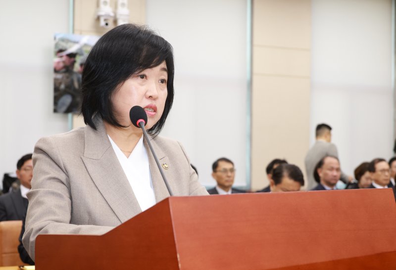 [서울=뉴시스] 고승민 기자 = 홍소영 병무청장이 5일 서울 여의도 국회에서 2026년도 예산안, 기금운용계획안 등을 안건으로 열린 국방위원회 전체회의에서 예산안 제안설명을 하고 있다. 2025.11.05. kkssmm99@newsis.com