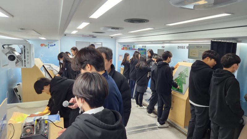 [진주=뉴시스] 경남과학교육원이 거제 성포중에서 이동과학관을 운영하고 있다. (사진=경남과학교육원 제공) 2025.12.05. photo@newsis.com *재판매 및 DB 금지