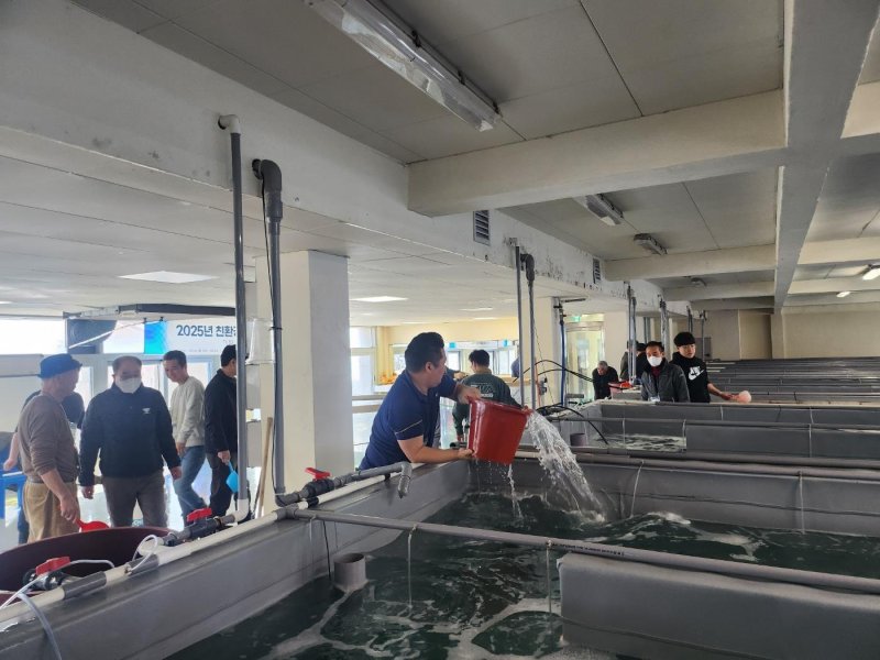 [서울=뉴시스] 친환경양식 기술 교육 중급과정 2차(바이오플락 흰다리새우) 교육.