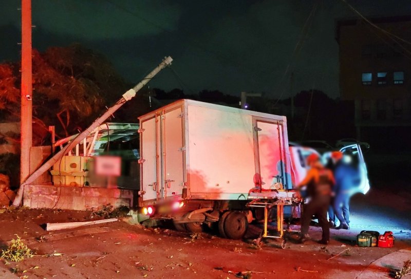 [제주=뉴시스] 11월10일 오전 제주시 오라동 소재 도로에서 30대 쿠팡 새벽배송 기사가 전신주를 충돌하는 사고가 발생했다. (사진=제주소방안전본부 제공) 2025.11.17. photo@newsis.com