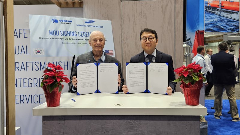 [거제=뉴시스] 신정철 기자= 삼성중공업이 5일, 미국 뉴올리언즈에서 열린 세계 워크보트쇼에서 미국 콘래드(Conrad)조선소와 LNG벙커링선 공동 건조 사업 협력을 위한 MOU(양해각서)를 체결했다. 사진은 강주년 삼성중공업 팀장(오른쪽)과 조니 콘래드(Johnny Conrad) 콘래드조선소 의장이 양해각서 기념 촬영을 하고 있다.(사진=삼성중공업 제공).2025.12.05. photo@newsis.com *재판매 및 DB 금지